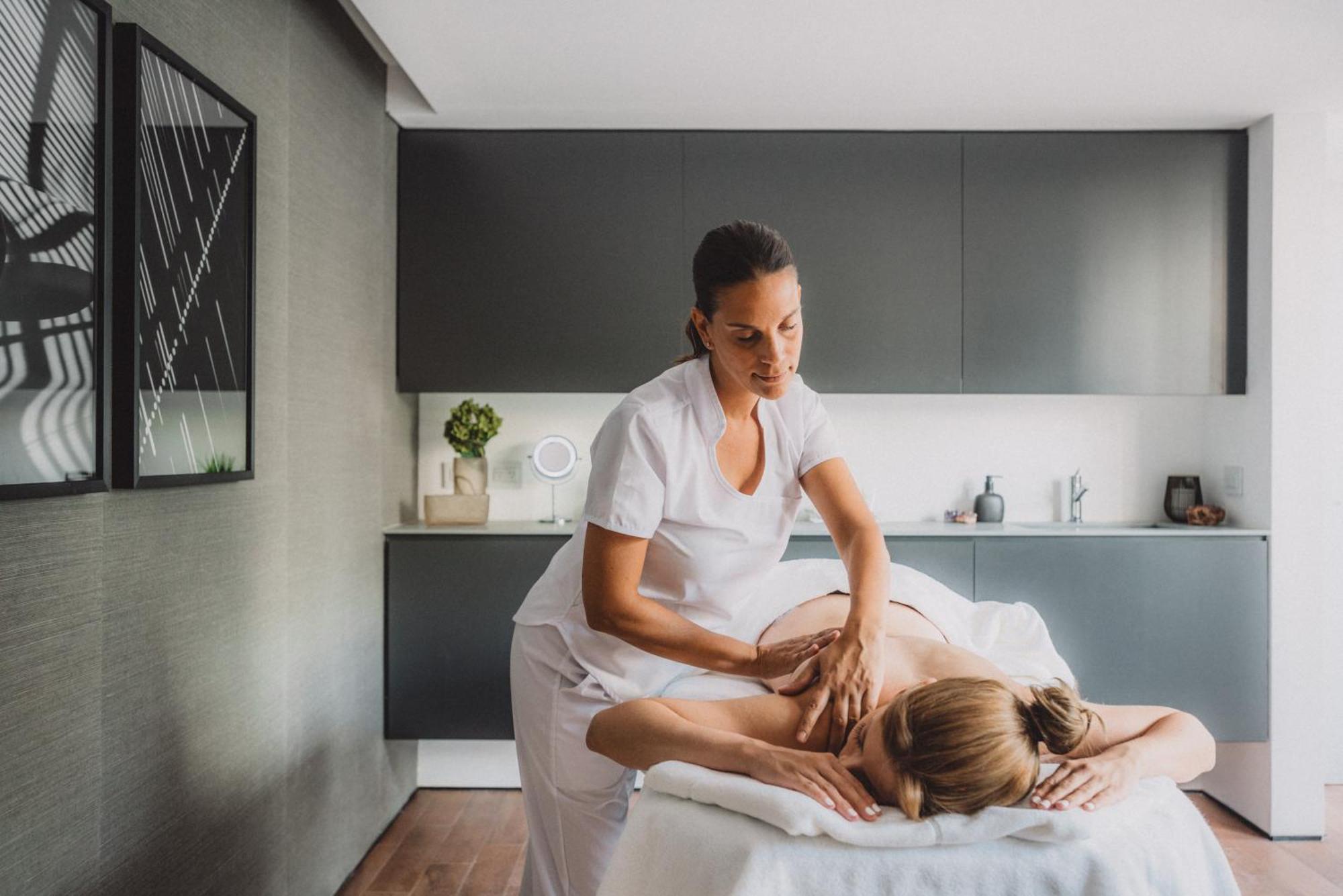 מלון Sls Buenos Aires Puerto Madero מראה חיצוני תמונה A massage therapist treating a patient