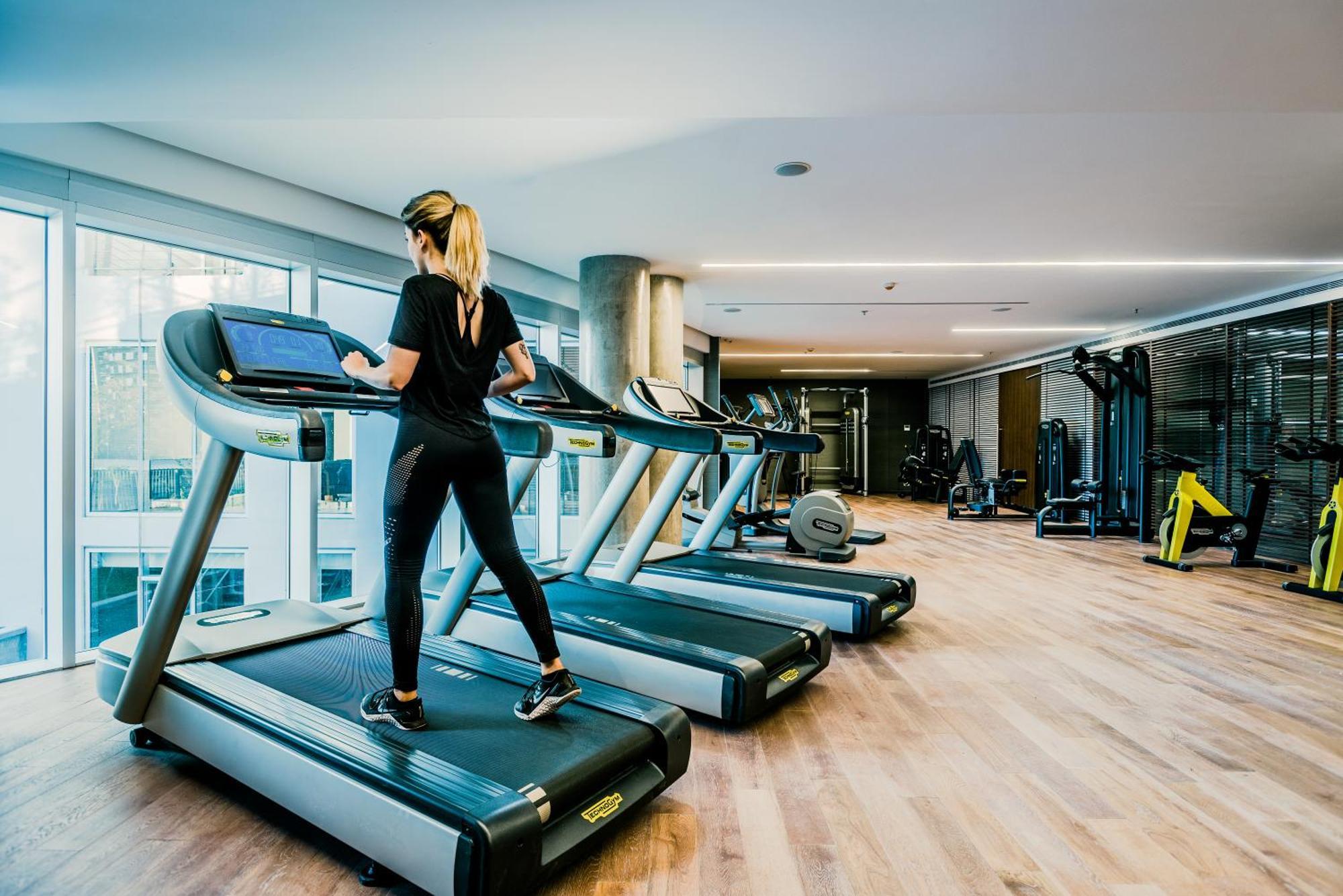 מלון Sls Buenos Aires Puerto Madero מראה חיצוני תמונה A woman on a treadmill