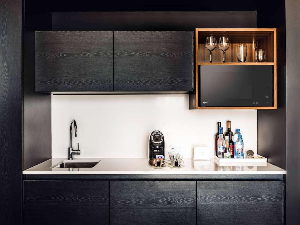 מלון Sls Buenos Aires Puerto Madero חדר תמונה A wet bar in a hotel room