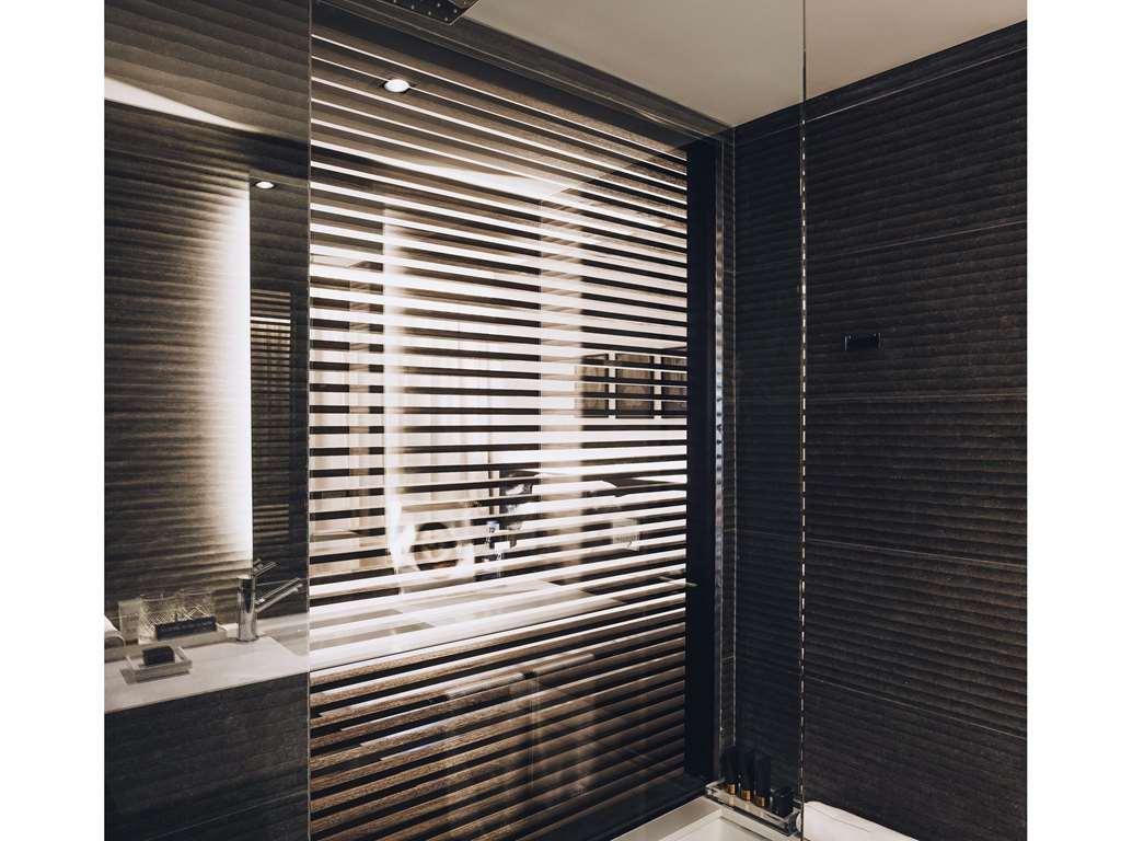 מלון Sls Buenos Aires Puerto Madero חדר תמונה A shower enclosure with a fixed glass panel